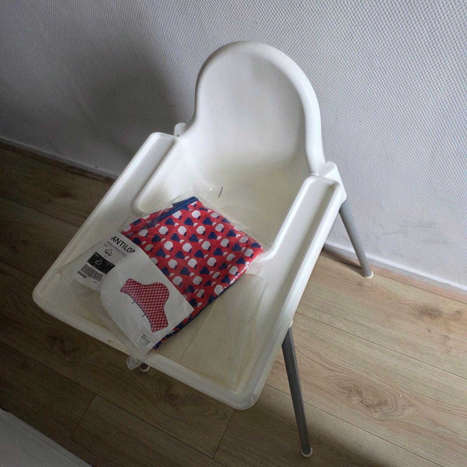 IKEA Antilop kinderstoel met nieuw kussen, Kinderen en Baby's, Kinderstoelen, Ophalen, Overige typen, Zo goed als nieuw, Afneembaar eetblad