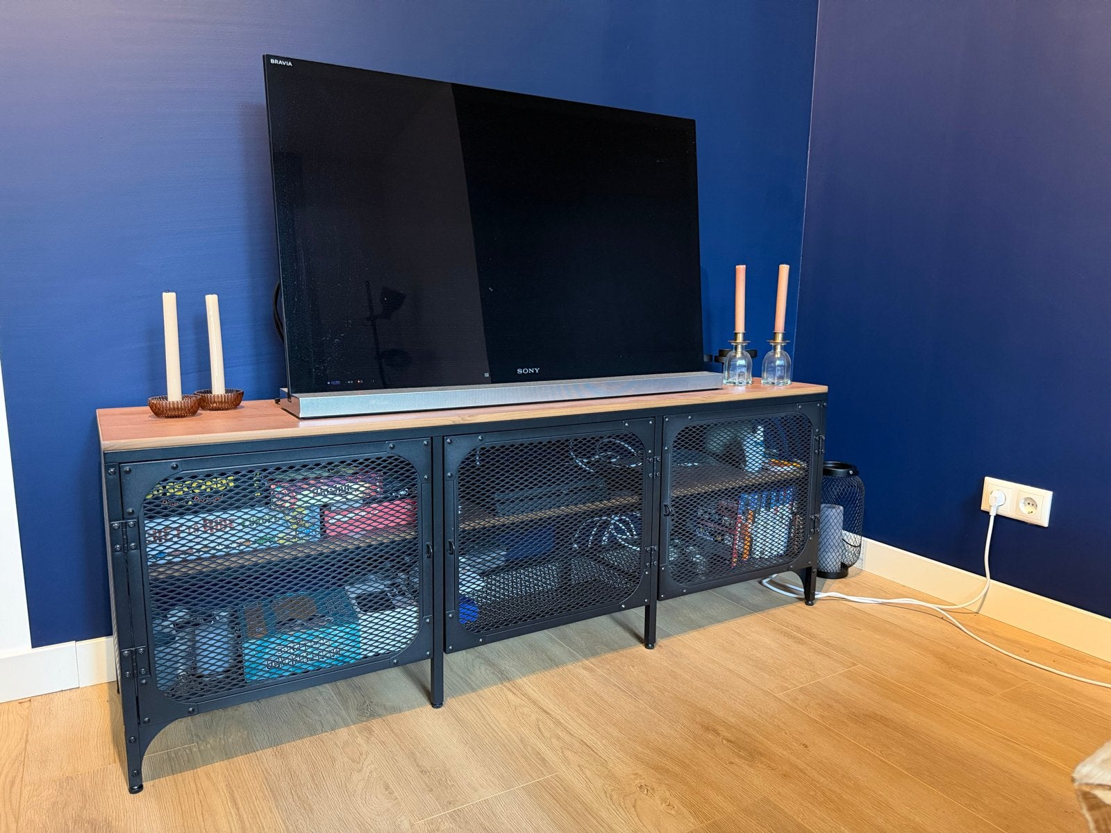 IKEA FJÄLLBO TV-meubel, Huis en Inrichting, Kasten | Televisiemeubels, Ophalen, 100 tot 150 cm, Zo goed als nieuw, Metaal