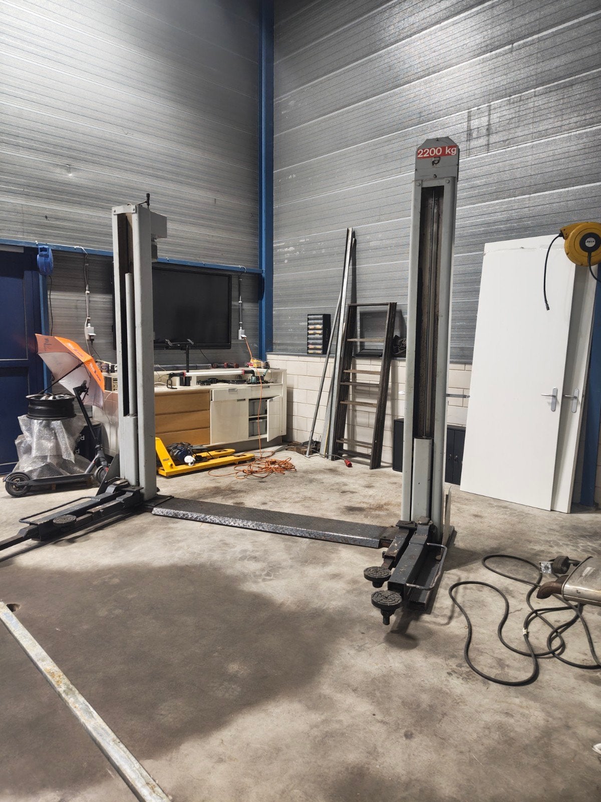 Koni 2-koloms hefbrug 2200 kg - Goed onderhouden, Zakelijke goederen, Machines en Bouw | Liften, Steigers en Ladders, Ophalen