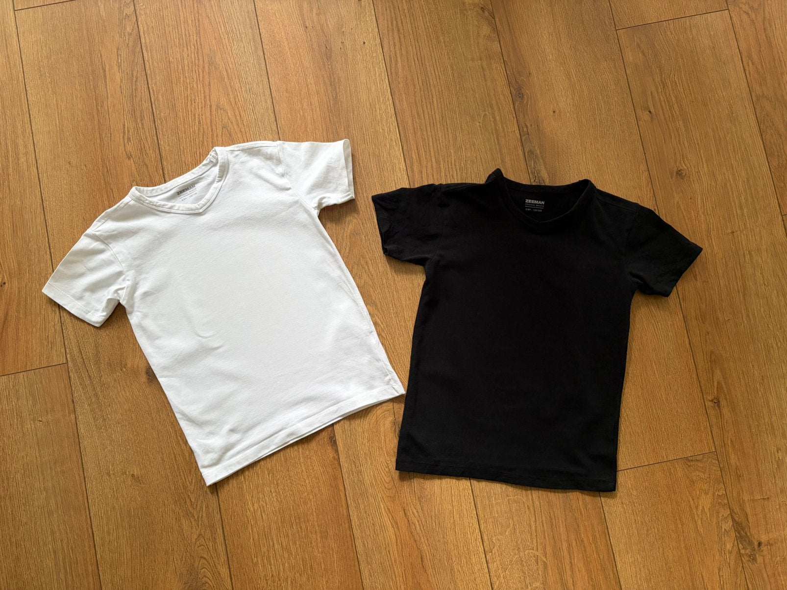 2 basic t-shirts zwart en wit van Zeeman maat 122/128, Zeeman, Gebruikt, Ophalen of Verzenden, Shirt of Longsleeve