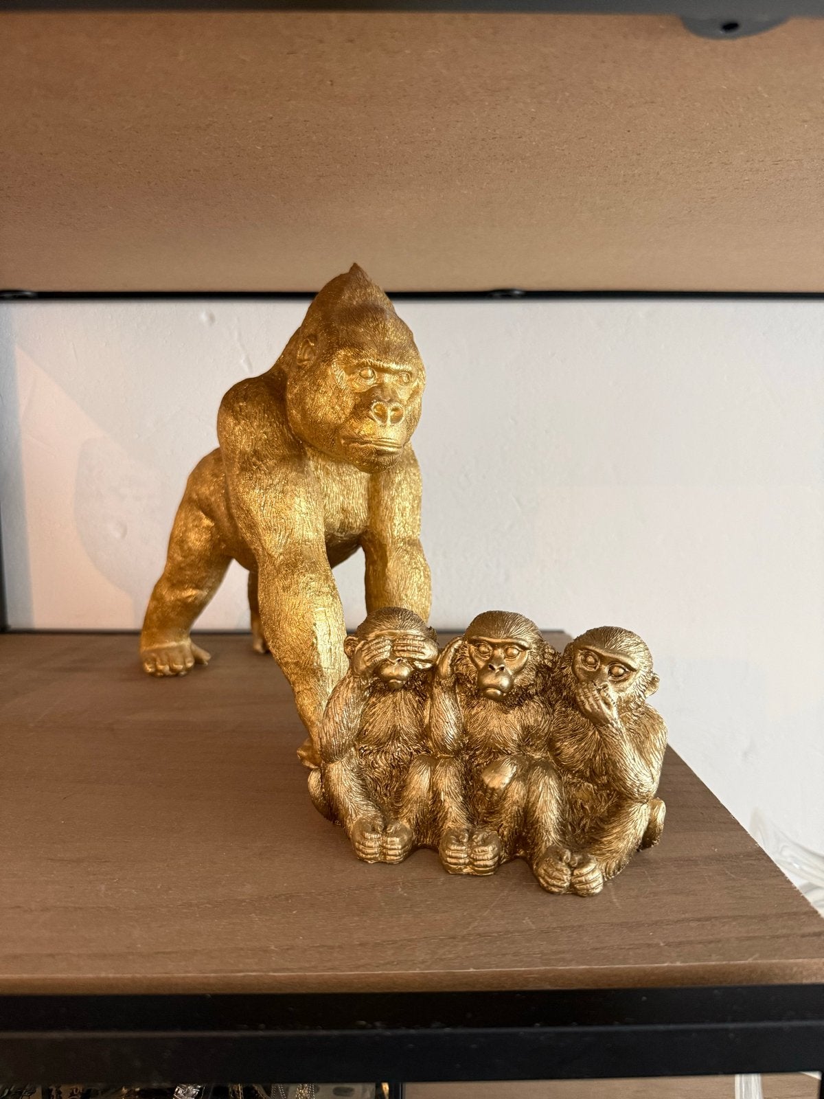 Gouden Gorilla en Drie Wijze Apen Beeldenset, Huis en Inrichting, Ophalen, Kunststof, Zo goed als nieuw, Goud
