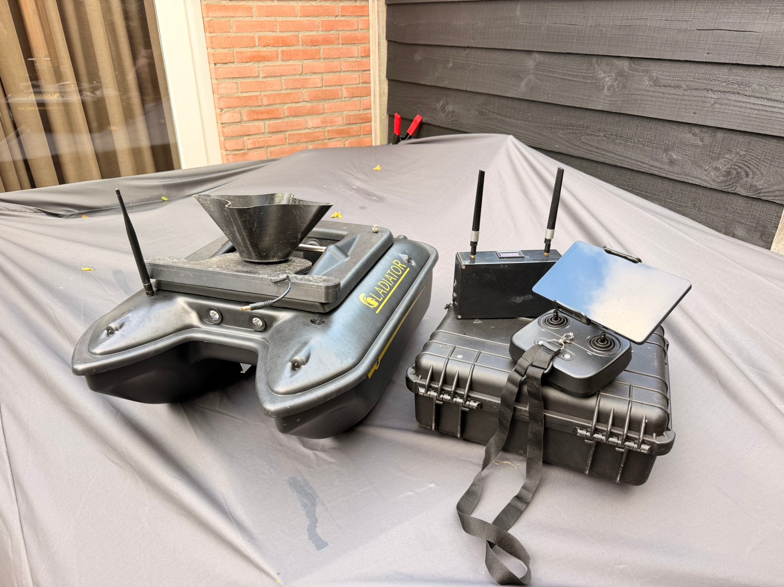 GLADIATOR XL voerboot raymarine5pro/gps/mapping/voerspreider