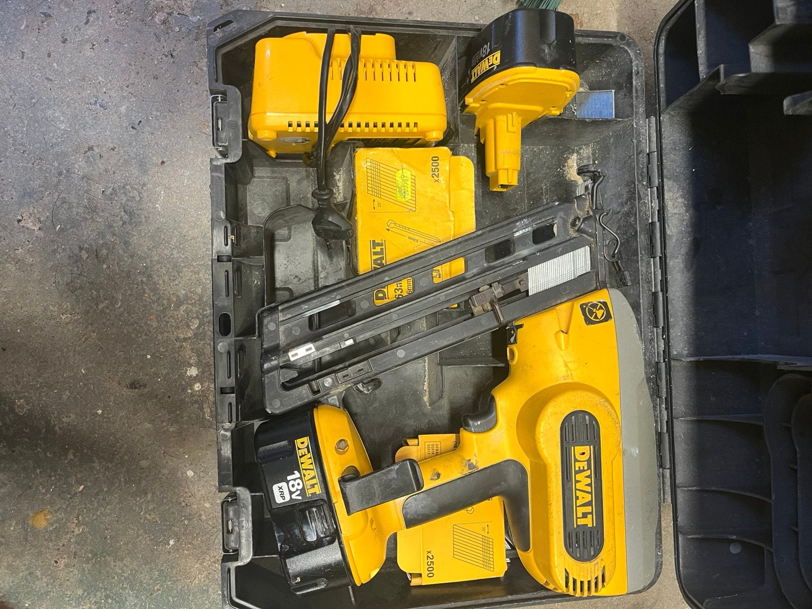 Aftimmer tacker dewalt, Ophalen, Zo goed als nieuw
