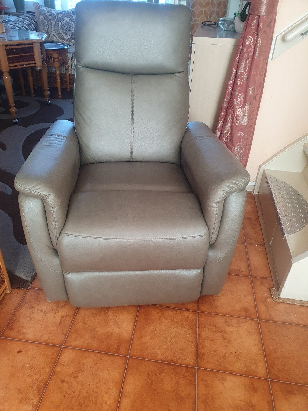 Comfortabele relaxstoel - Grijs, Huis en Inrichting, Ophalen, Nieuw, Leer, Eén