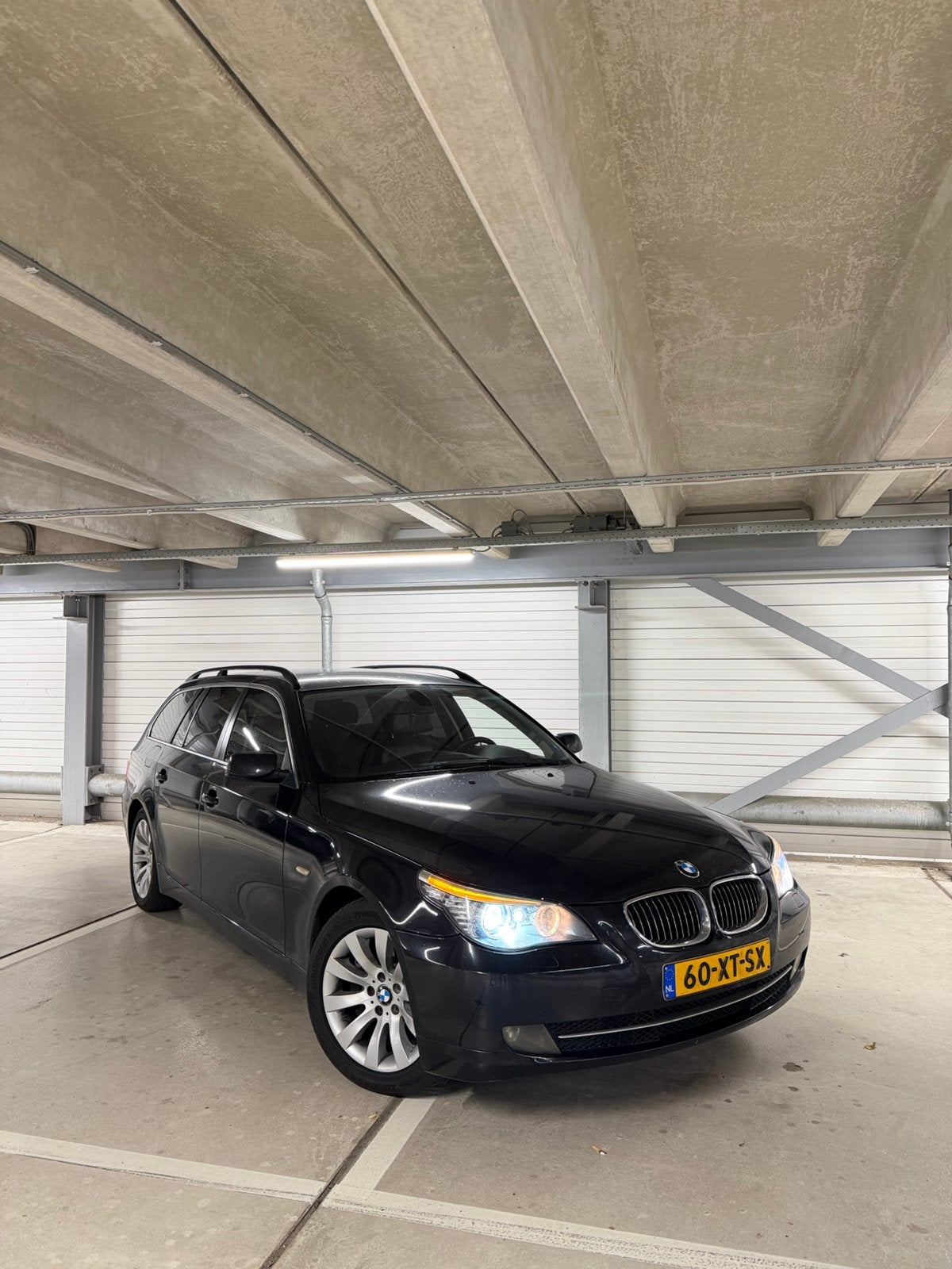 BMW 5-Serie 3.0 530I Touring AUT 2007 Zwart, Auto's, Achterwielaandrijving, Zwart, 93 €/maand, Euro 4