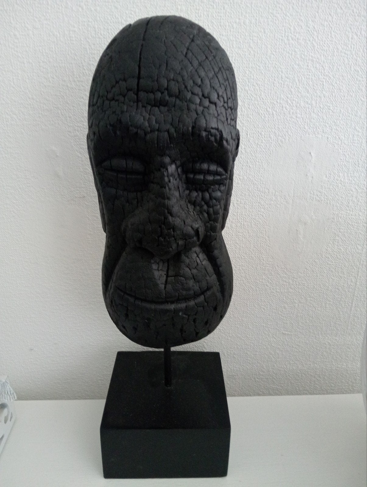 Zwart houten masker op sokkel, Afrikaanse stijl, Antiek en Kunst, Ophalen