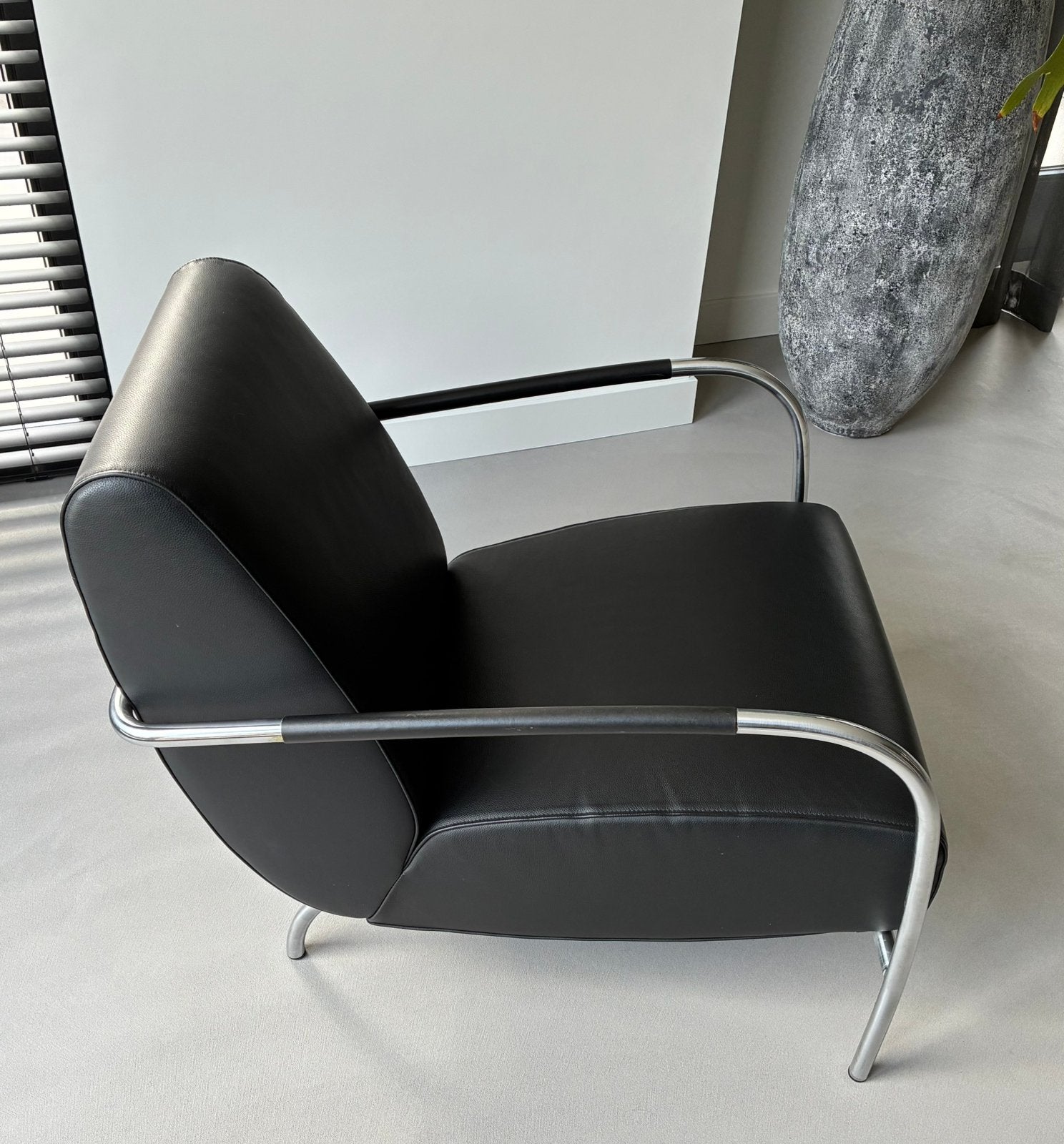 Harvink fauteuil zwart leer met chromen frame, Ophalen, Zo goed als nieuw, 50 tot 75 cm, Leer