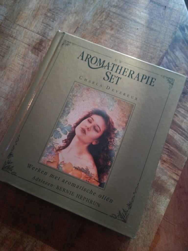 Aromatherapie Set, Boeken, Charla Devereux, Ophalen of Verzenden, Zo goed als nieuw, Instructieboek