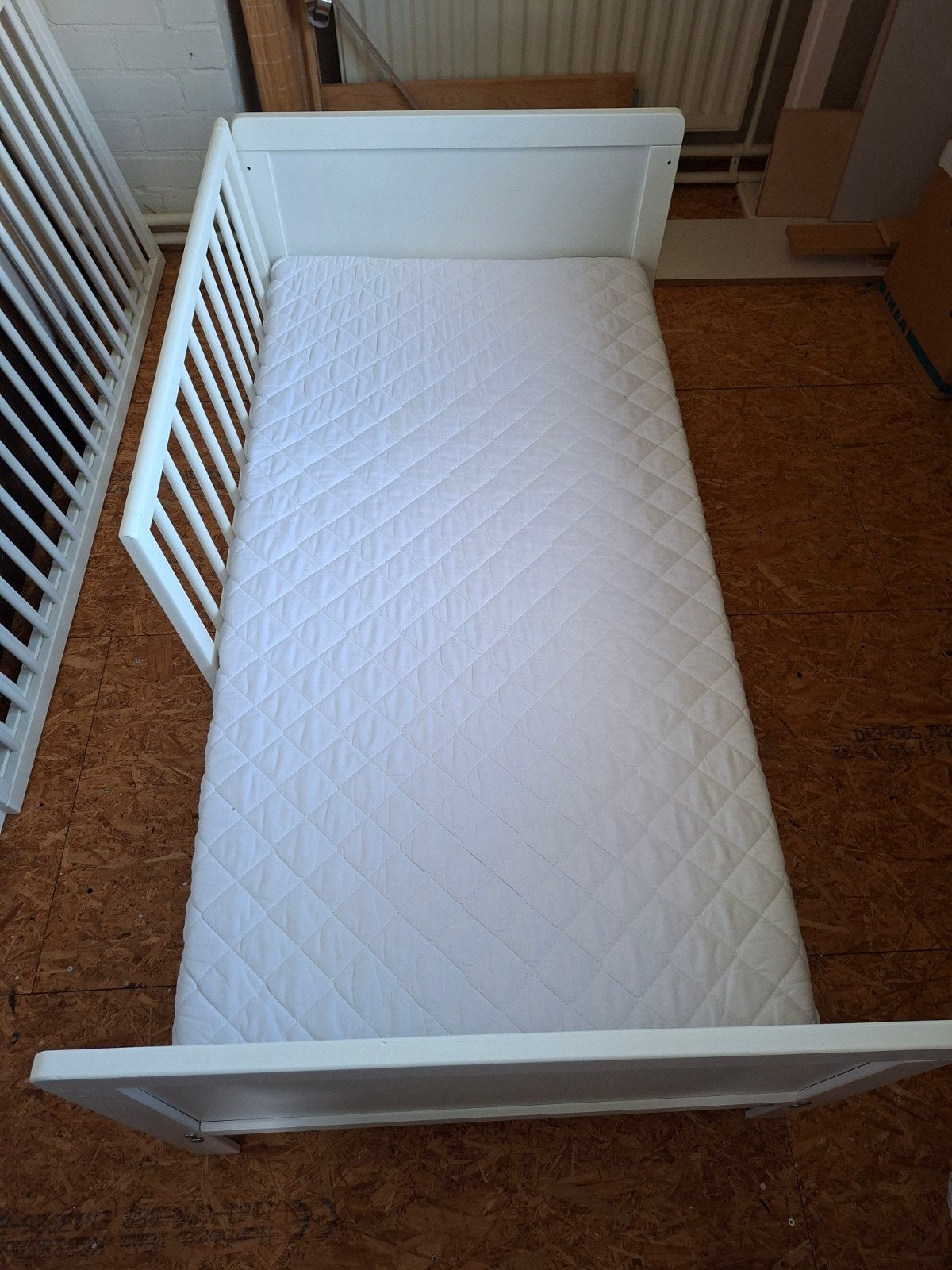 Wit peuter meegroeibed Petite Amélie met matras (wasb hoes!), Ophalen, Gebruikt, Ledikant