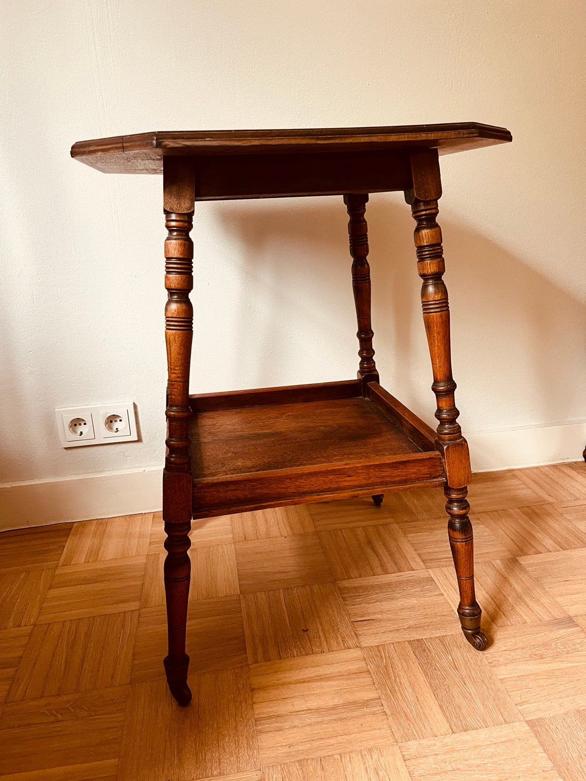 Oud bijzettafeltje met wieltjes - 50x68 cm, Antiek en Kunst, Ophalen