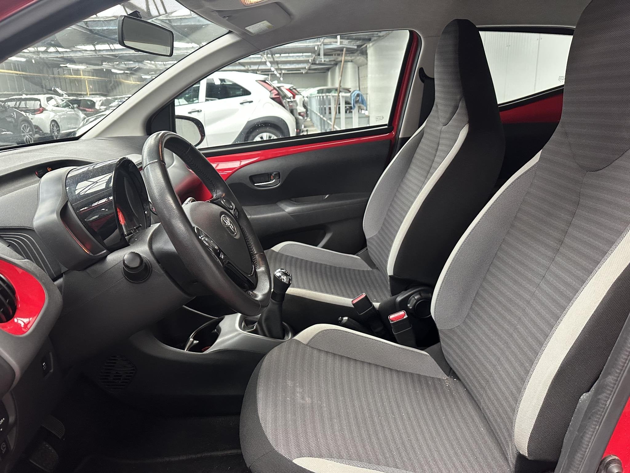 Toyota Aygo 1.0 VVT-i x-play limited Dealer onderhouden, App, Auto's, Voorwielaandrijving, Stof, Gebruikt, Euro 6