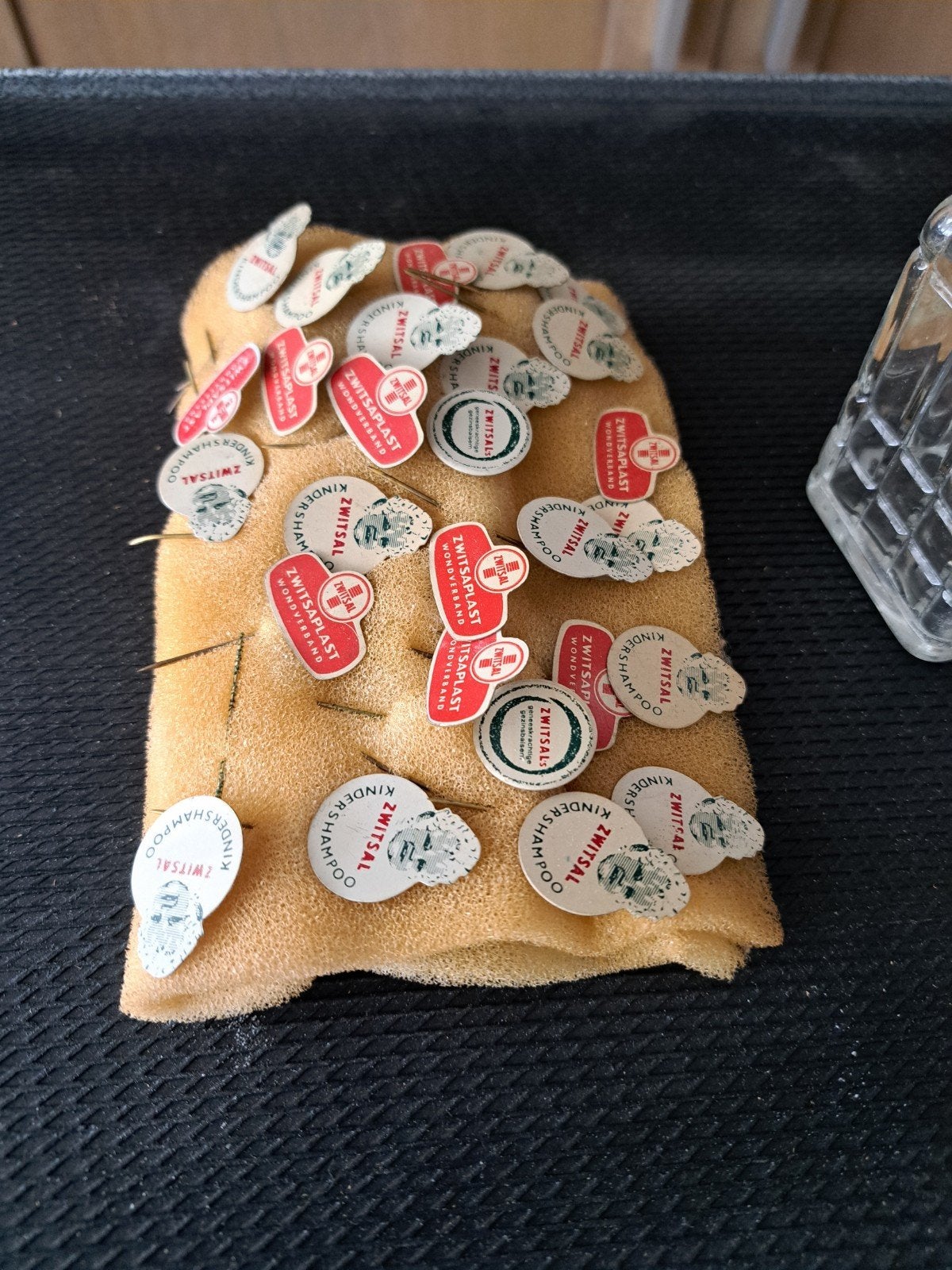 Zwitsal speltjes en busje plus flesje, Ophalen of Verzenden, Gebruikt, Merk, Speldje of Pin