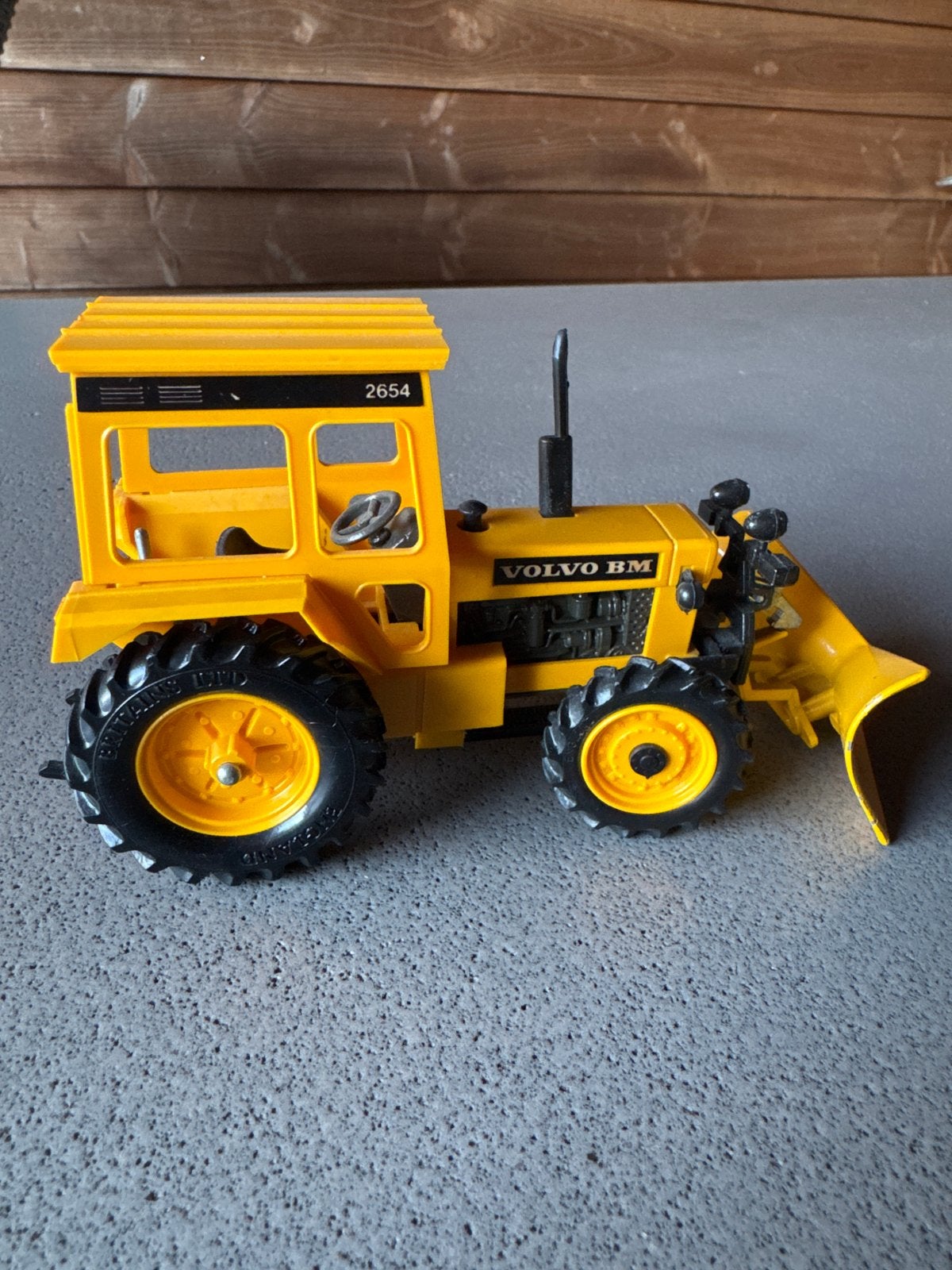 Britains Volvo BM 2654 met sneeuwploeg Miniatuur 1:32 (9590), Hobby en Vrije tijd, Modelauto's | 1:32, Ophalen, Gebruikt, Tractor of Landbouw
