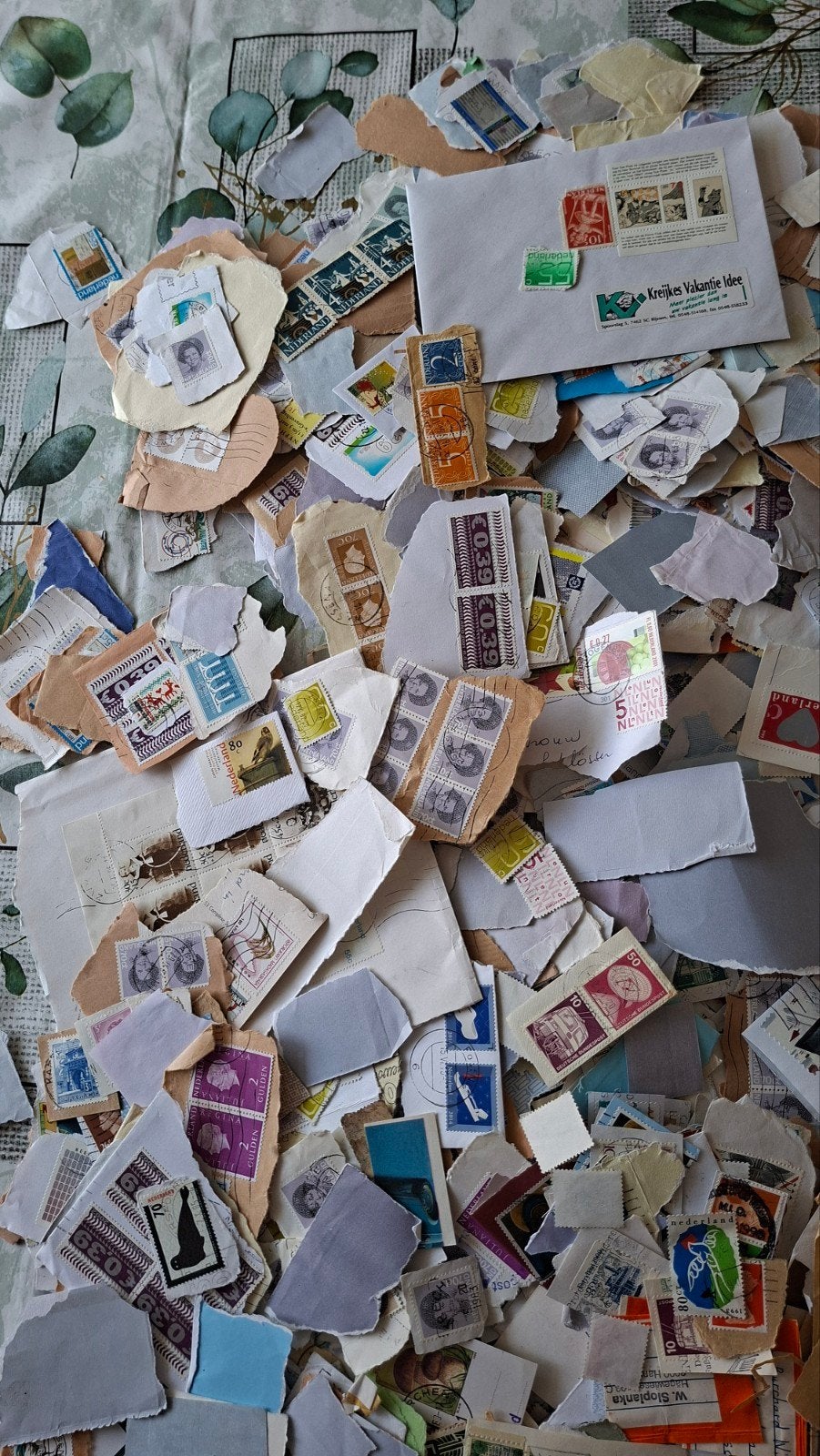 Schoenen doos vol zegels.  Nederland en buitenland, Postzegels en Munten, Postzegels | Volle albums en Verzamelingen, Ophalen of Verzenden