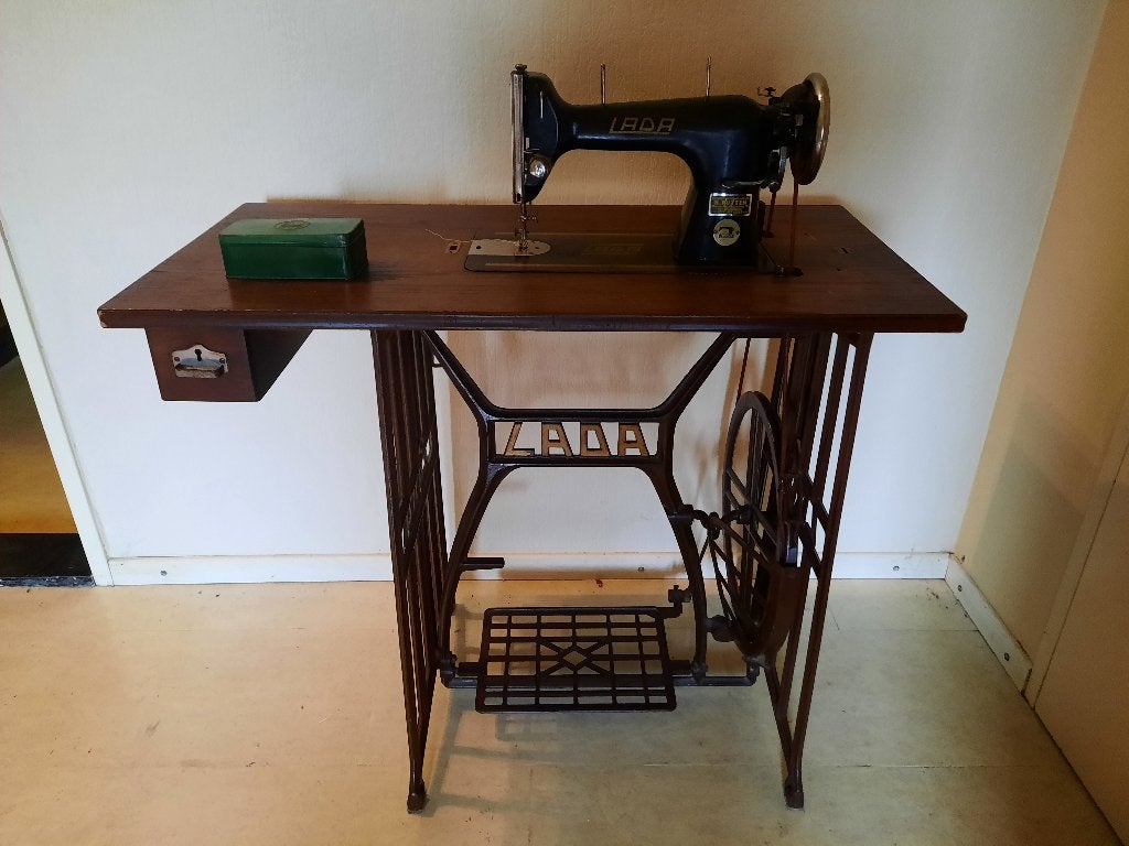 Vintage Lada naaimachine met beschermkap ( J48 ), Ophalen