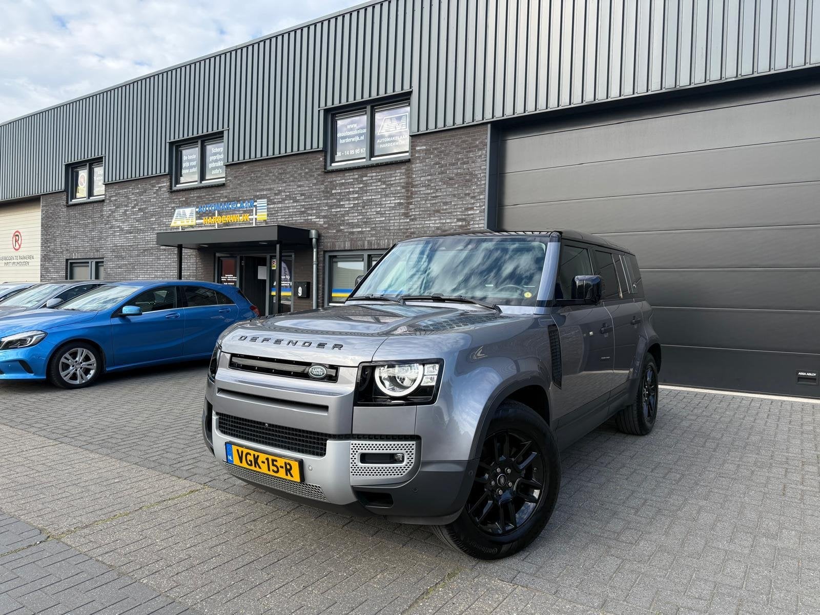 Land Rover Defender 2.0 D240 110 S | 3/6/12MND GARANTIE | GR, Auto's, 4 cilinders, Parkeersensor, Leder en Stof, Bedrijf