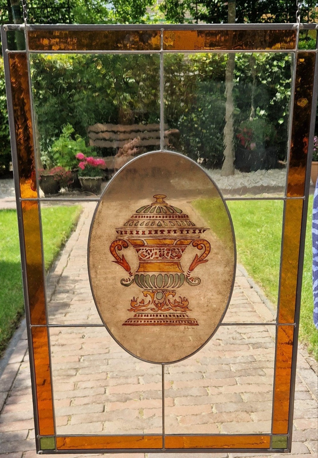 Antiek glas in lood raam met vaasdecoratie, Ophalen