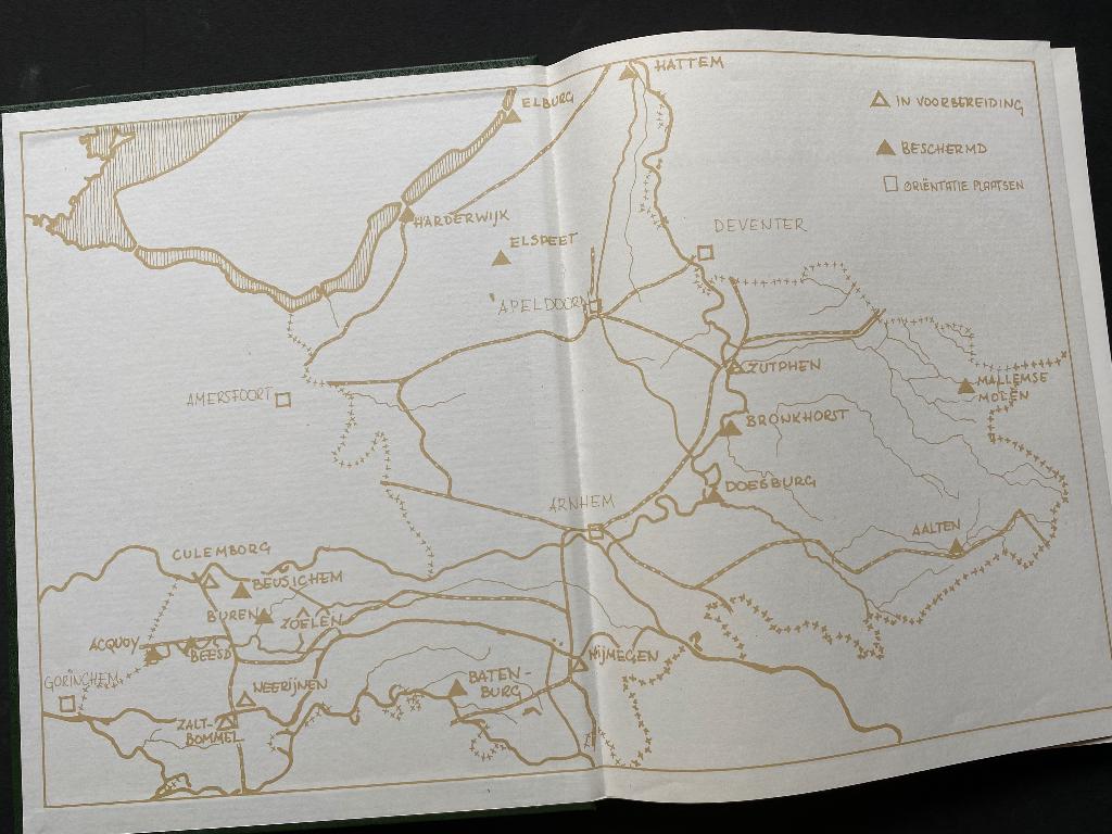 Stads- en dorpsgezichten in Gelderland / 1975, Ophalen of Verzenden, Zo goed als nieuw