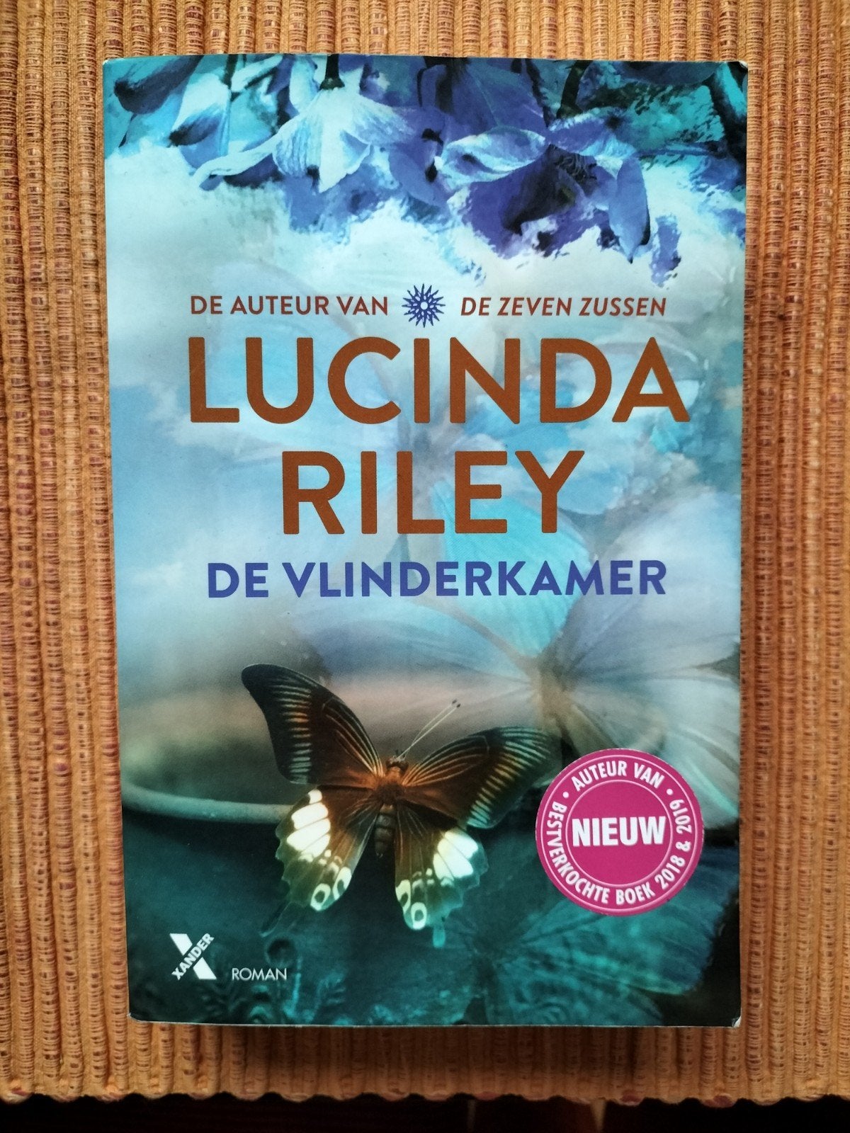 Lucinda Riley - De vlinderkamer en orchideeëntuin, Ophalen of Verzenden, Zo goed als nieuw, Lucinda Riley