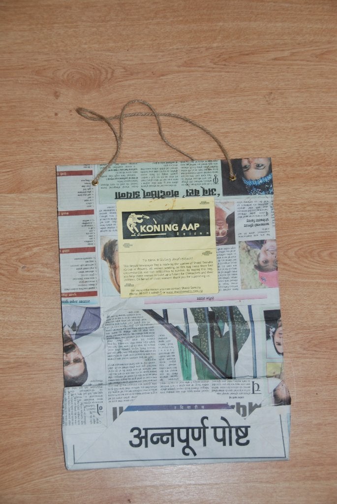 Bijzondere kranten tas uit Nepal Fair Trade, Verzenden, 1980 tot heden, Buitenland, Krant