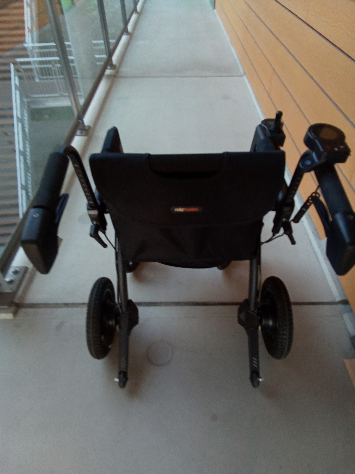 Een prima rolstoel en rollator in zeer goede staat, Ophalen, Inklapbaar, Zo goed als nieuw, Elektrische rolstoel