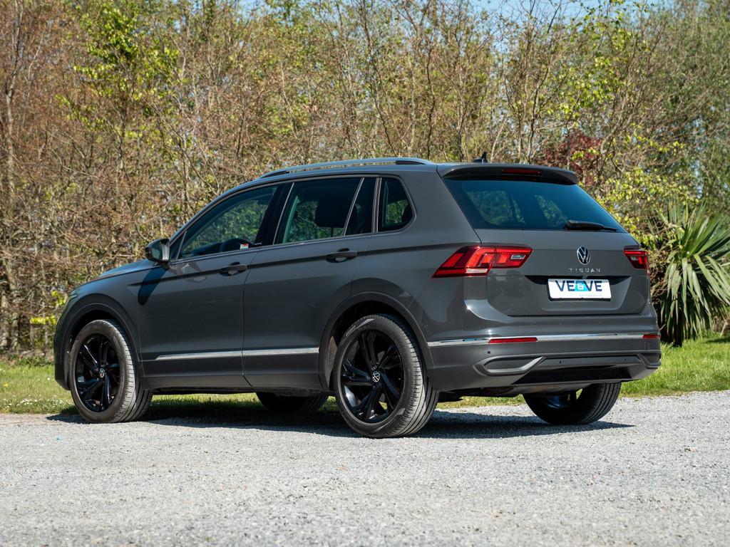 Volkswagen Tiguan 1.5 TSI Life Business // PDC // Camera //, Voorwielaandrijving, Stof, 4 cilinders, Bedrijf