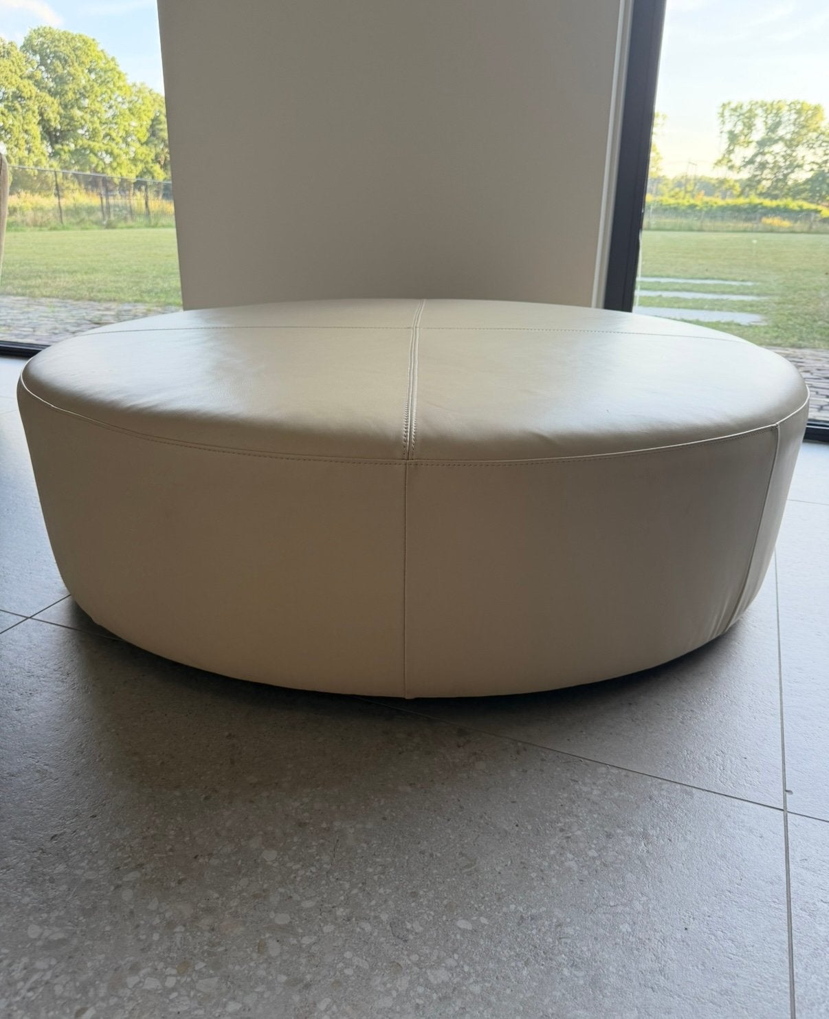 Ronde beige poef Natuzzi zacht leder doorsnede 120, Ophalen, Modern/Japandi/Eclectisch/Design, Rond, 100 tot 125 cm