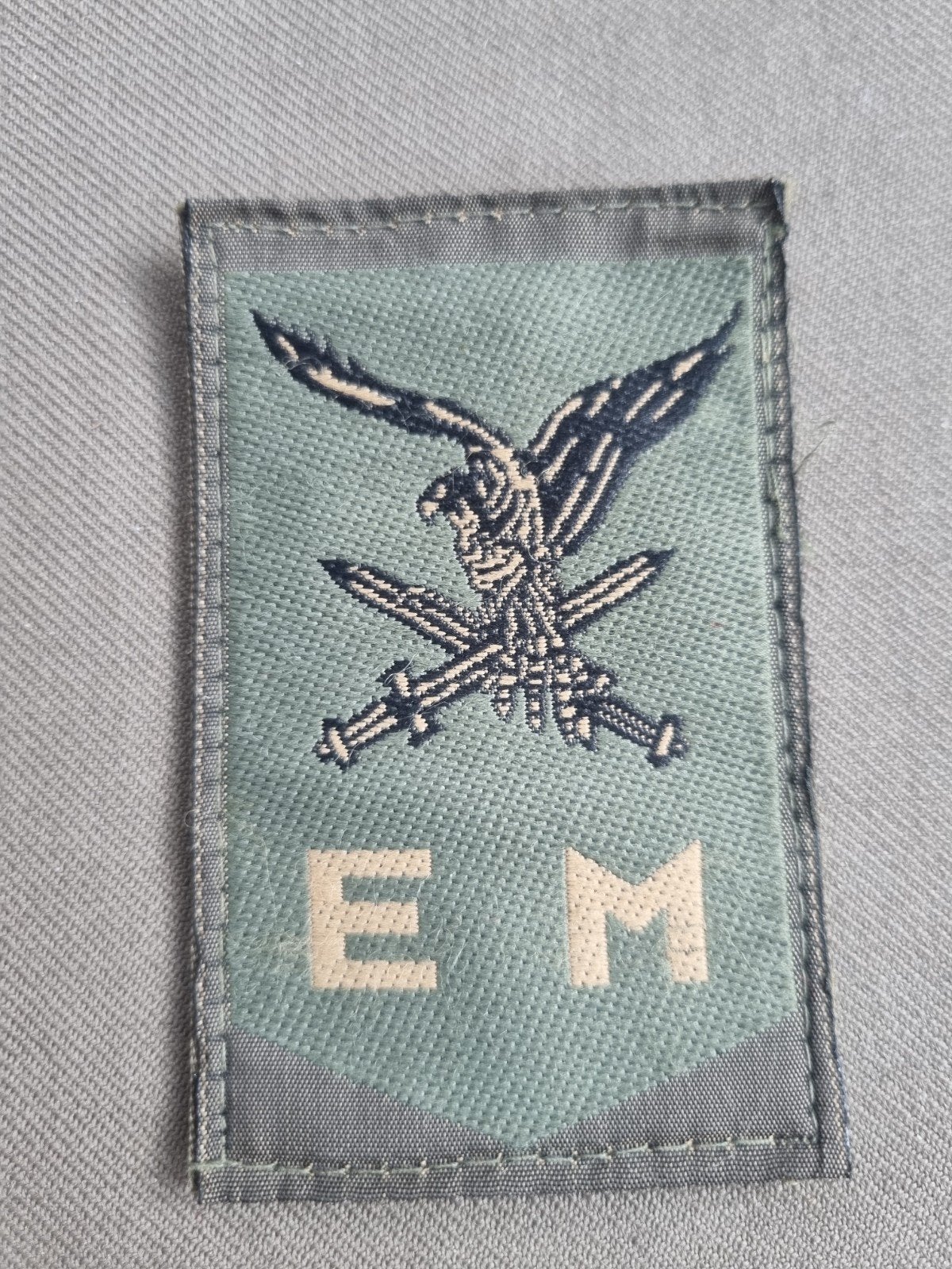 mouwembleem GVT 11 luchtmobiele brigade EM, Verzamelen, Ophalen of Verzenden, Landmacht, Nederland, Embleem of Badge