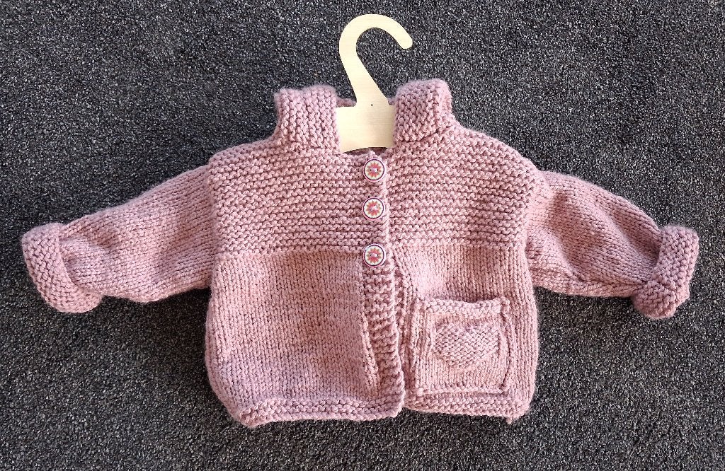 Nieuw gebreid vestje, made by Jelly, maat 56-64 (ca 3 mnd)., Verzenden, Nieuw, Kraamcadeau