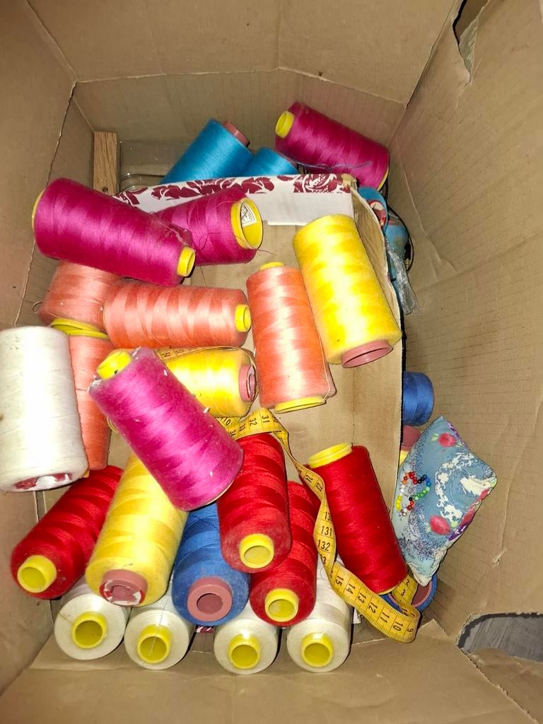 Grote partij naaigaren klosjes in diverse kleuren, Ophalen of Verzenden