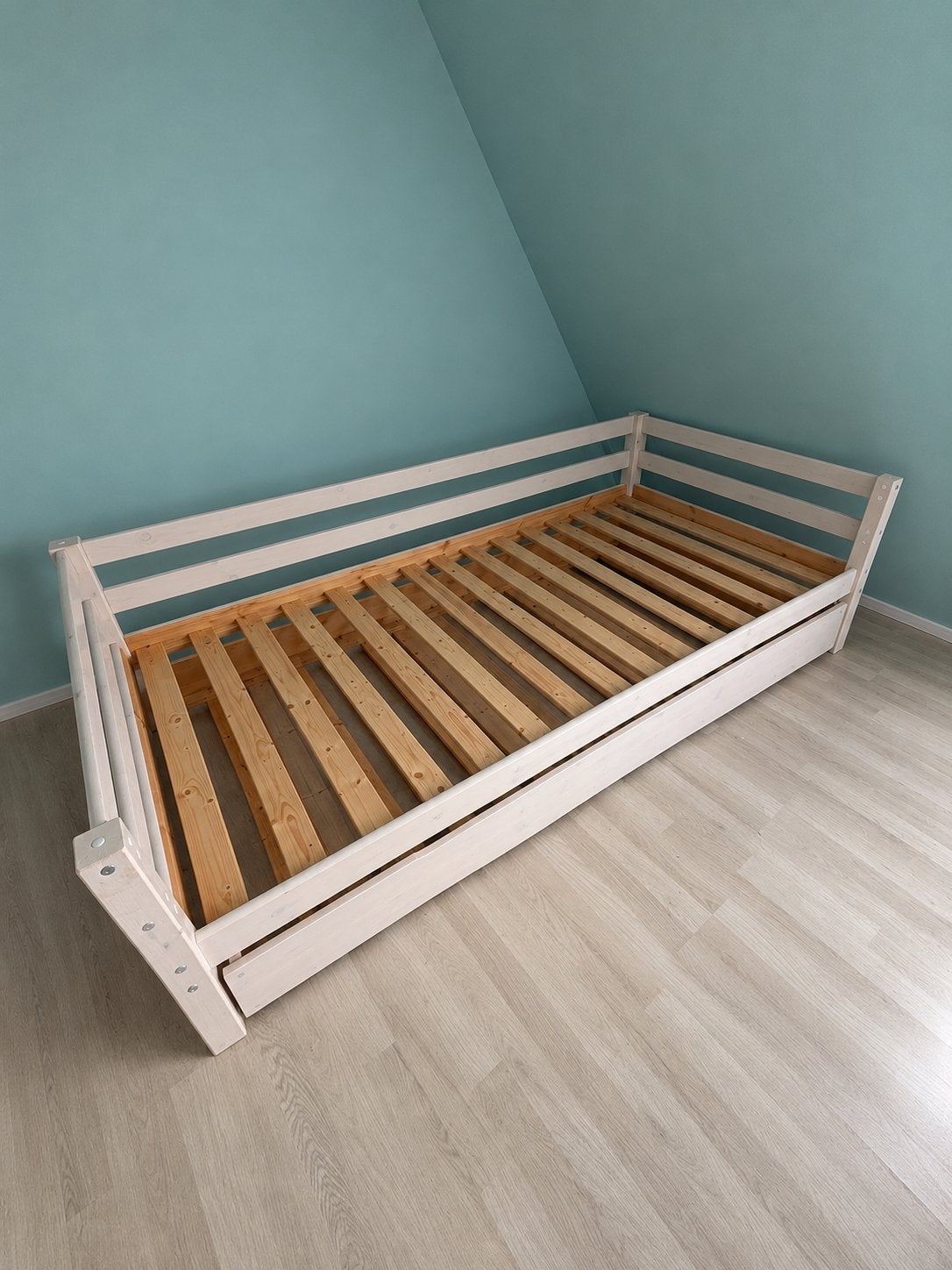 Houten uitschuifbed met lattenbodems – wit en naturel hout, Ophalen, Gebruikt, 90 cm, Eenpersoons