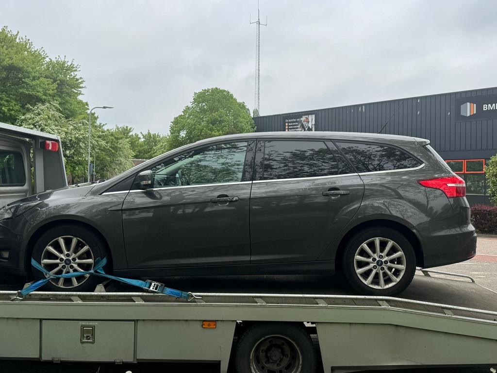 Ford Focus Wagon 1.0 Titanium KOPPAKING LEK!, Auto's, Ford, 125 pk, Gebruikt, Euro 6, Leder en Stof