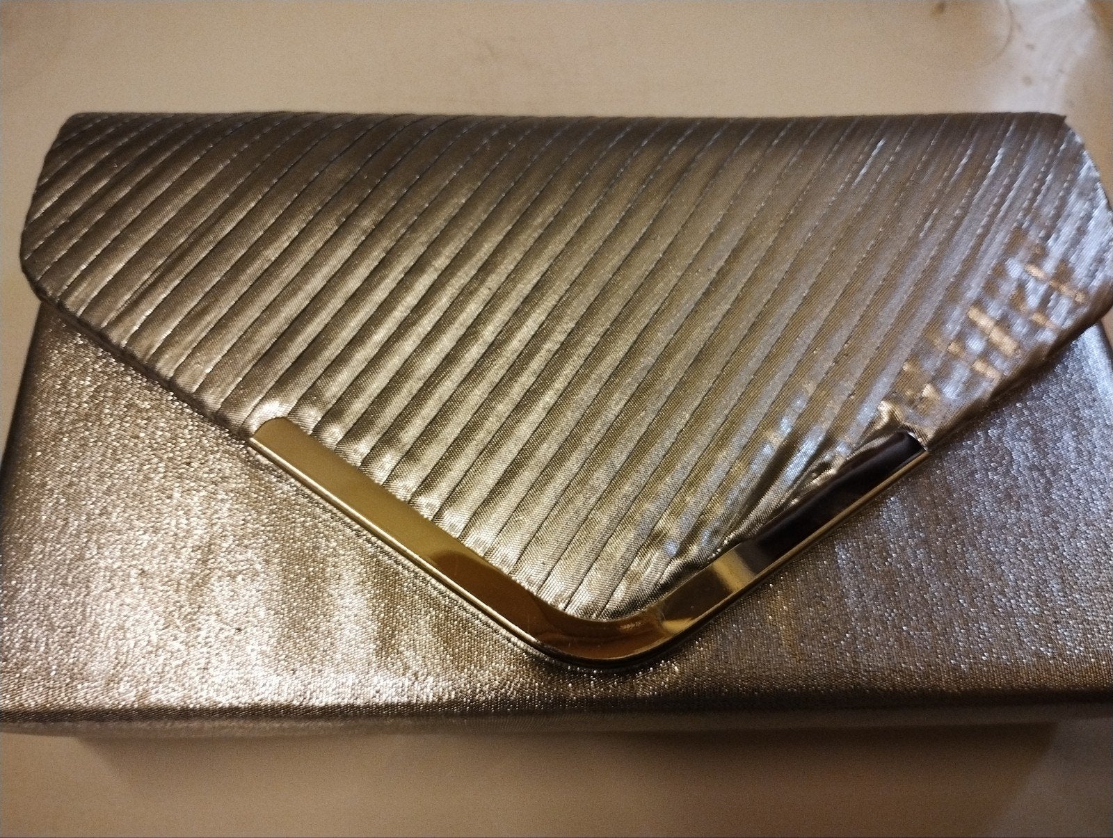 Chique zilveren avondtasje met goudkleurige sluiting, Ophalen of Verzenden, Zo goed als nieuw, Overige kleuren, Avondtasje