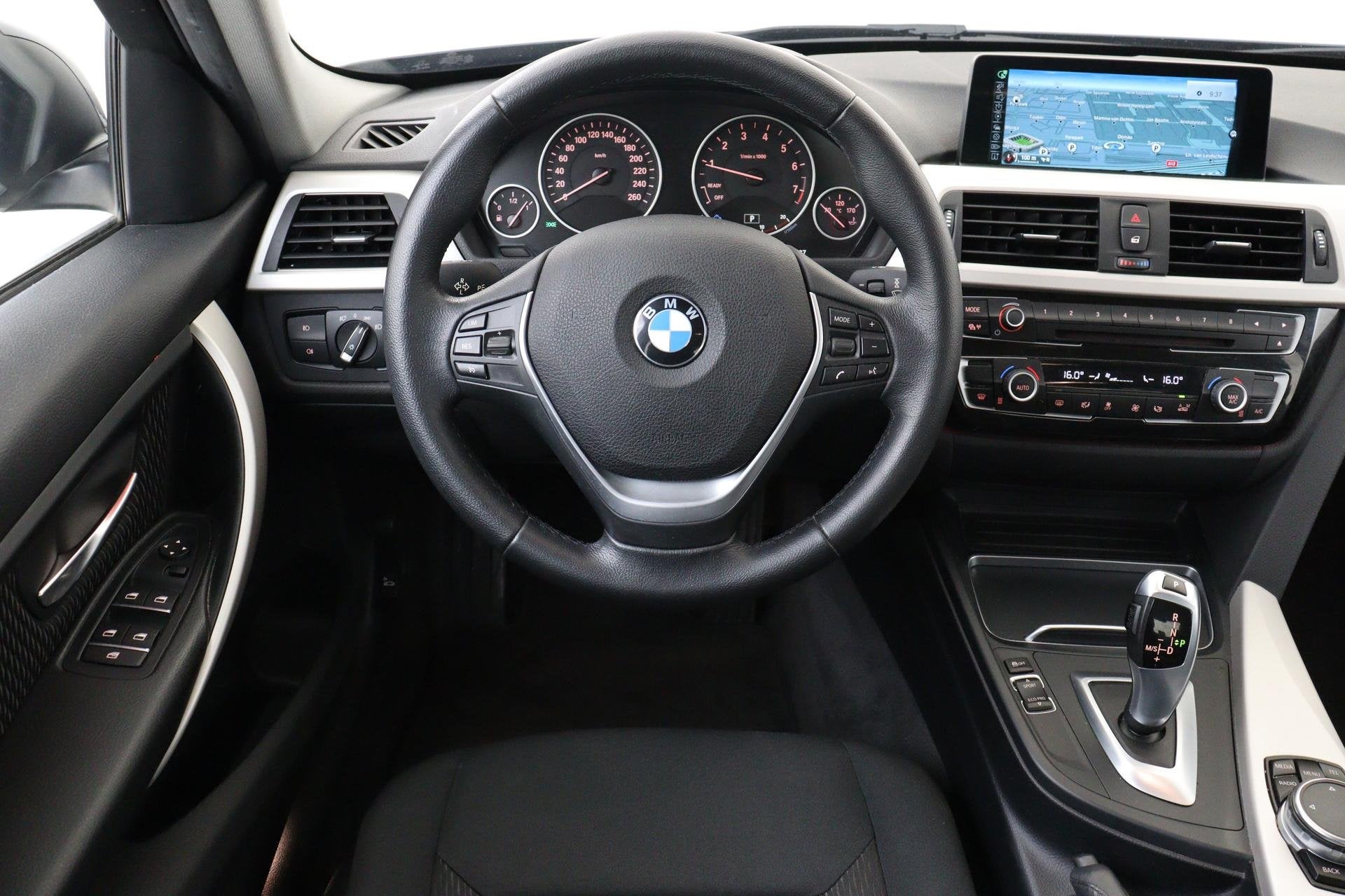 BMW 3-SERIE 318I AUT. ADVANTAGE -CRUISE|PDC|NAVI|SPORTSTUUR|, Auto's, Automaat, Gebruikt, Euro 6, Blauw