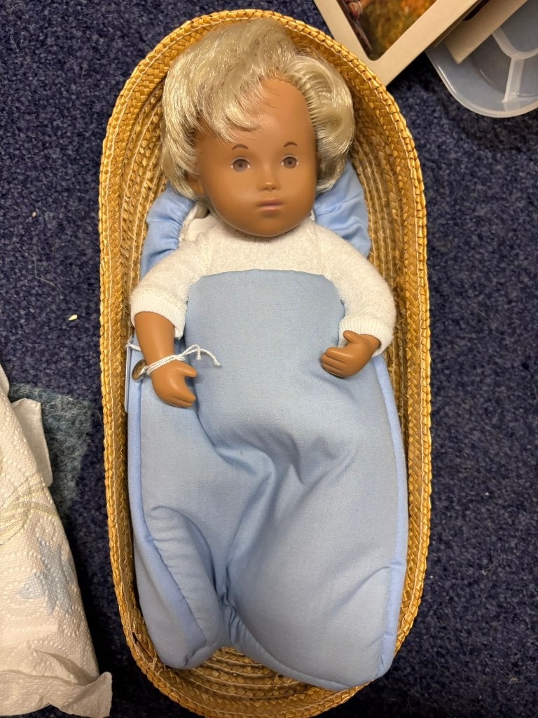 Sasha Doll baby Nest ong 30cm nieuw, Verzamelen, Poppen, Ophalen of Verzenden, Nieuw, Babypop