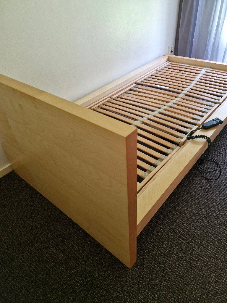 bed met elektrisch verstelbare lattenbodem, Huis en Inrichting, Slaapkamer | Bedden, Ophalen, Verstelbaar, 90 cm, Eenpersoons