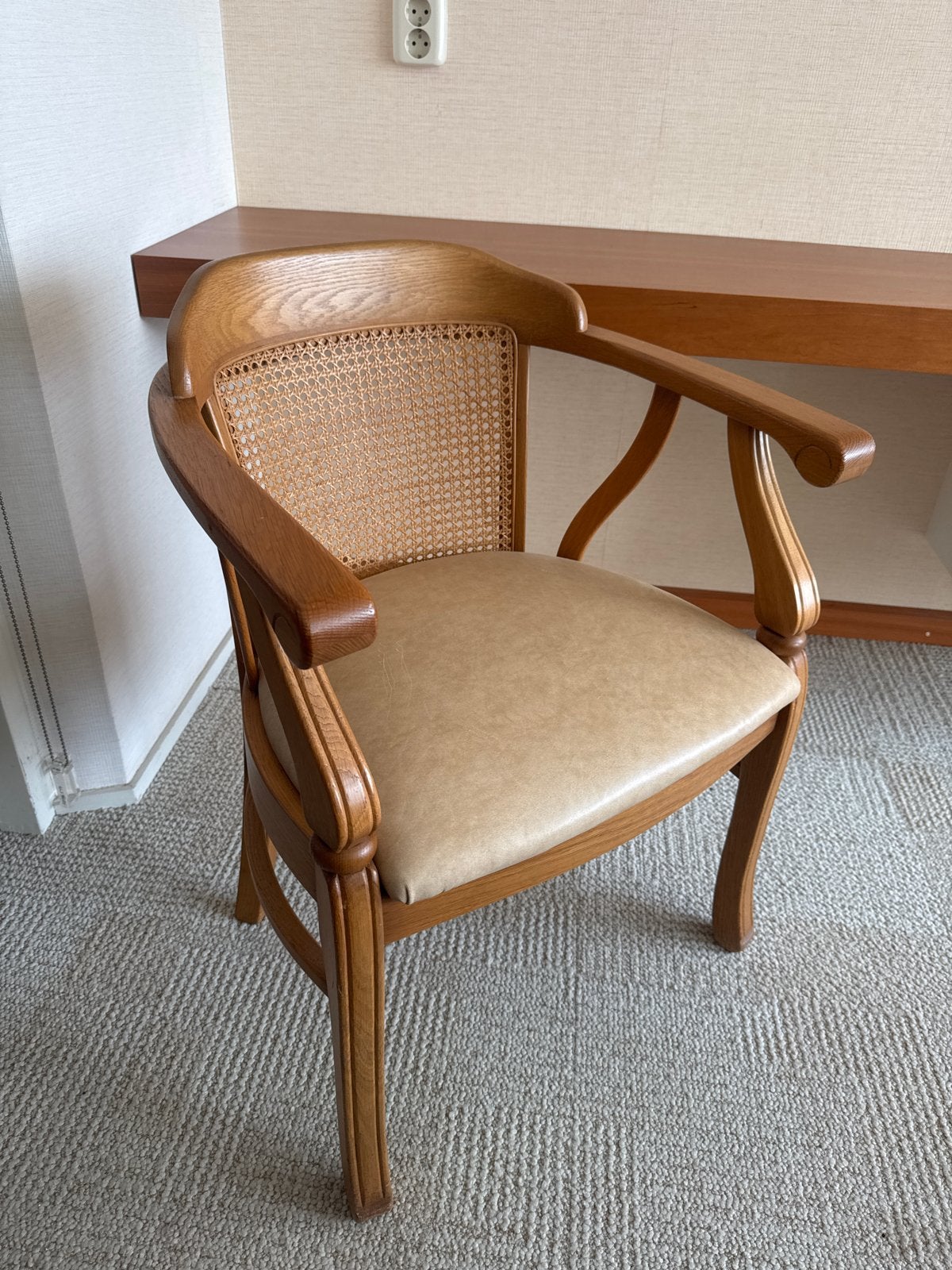 Houten stoel met rotan rugleuning en leren zitting, Ophalen, Bruin, Zo goed als nieuw, Eén