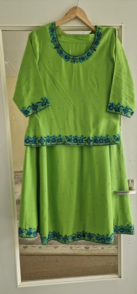 Groene Indiase jurk met blauwe borduursels, Maat 38/40 (M), Overige typen, Nieuw, Ophalen of Verzenden