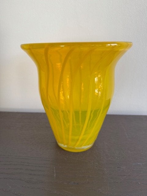 oude kanarie gele vaas met verticale gele strepen., Antiek en Kunst, Ophalen of Verzenden