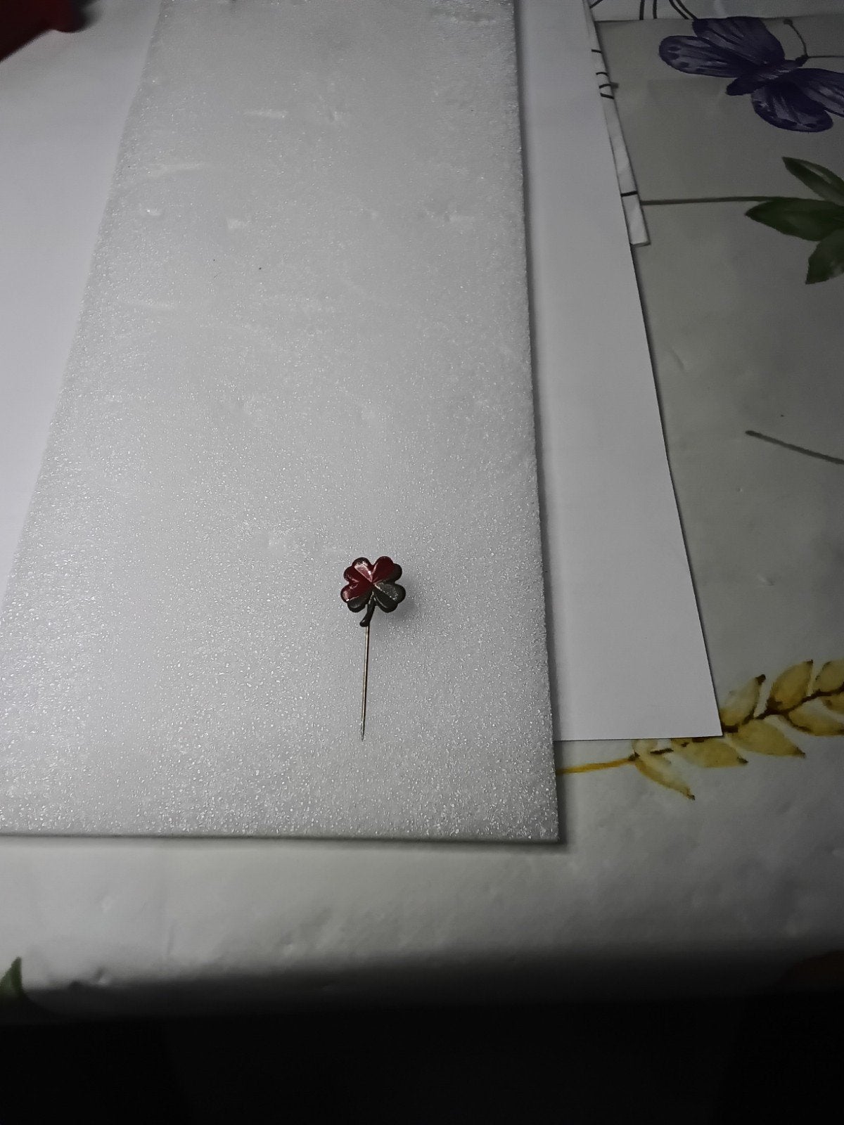 speldje van een klavertje  vier,met de helft rood, Ophalen of Verzenden