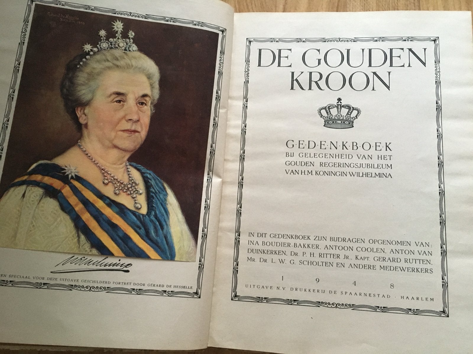 Gedenkboek De Gouden Kroon & Herinneringsalbum Wilhelmina, Boeken, Ophalen of Verzenden, 20e eeuw of later, Gelezen