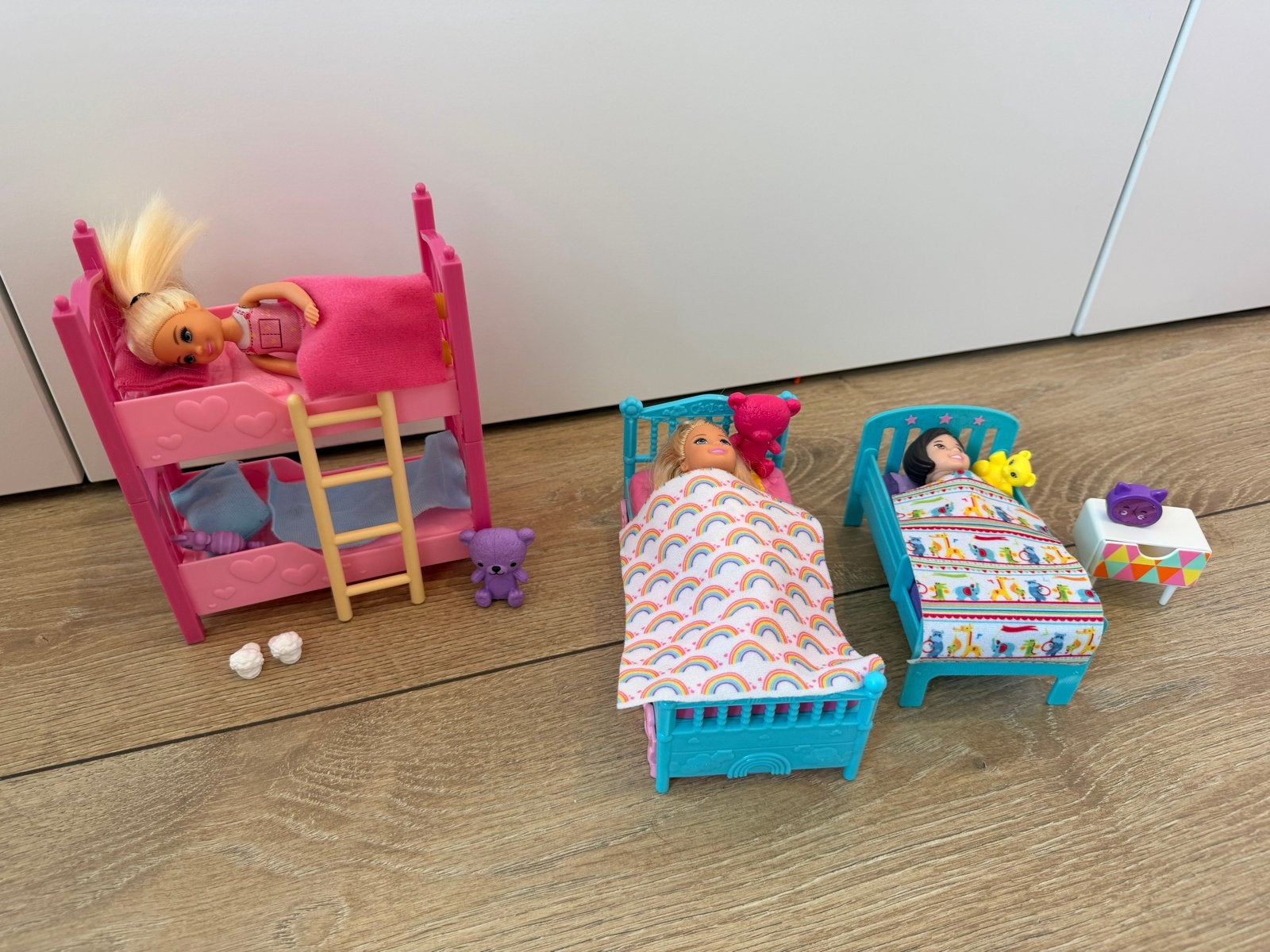 Barbie stapelbed en Steffi Love bedjes incl poppen