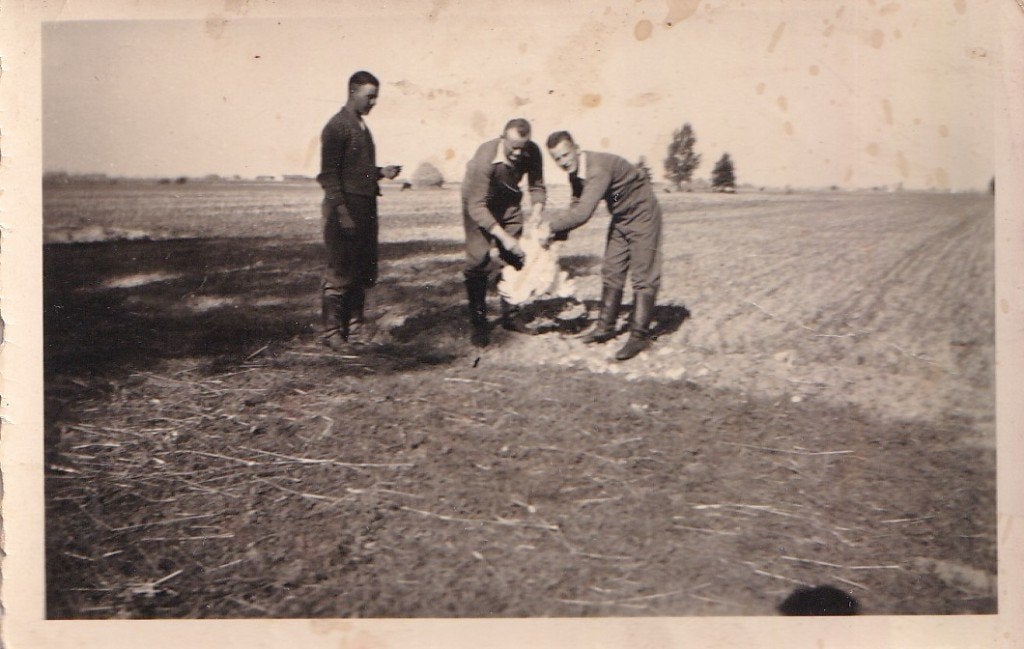 Originele WOII Foto – Duitse Soldaten Bereiden Eten in Veld, Verzamelen, Foto's en Prenten, Foto, Ophalen of Verzenden, Zo goed als nieuw
