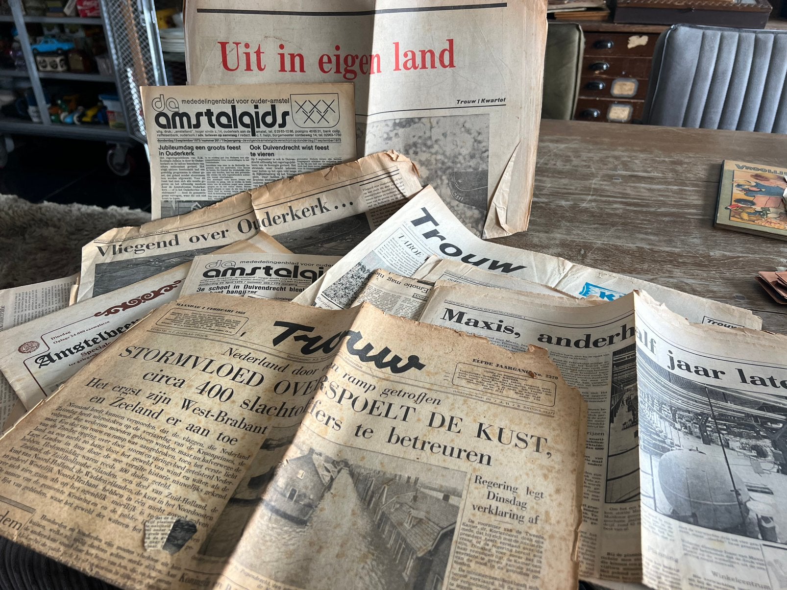 STAPELTJE VINTAGE DELEN VAN KRANTEN, Ophalen of Verzenden, 1960 tot 1980, Knipsel(s)