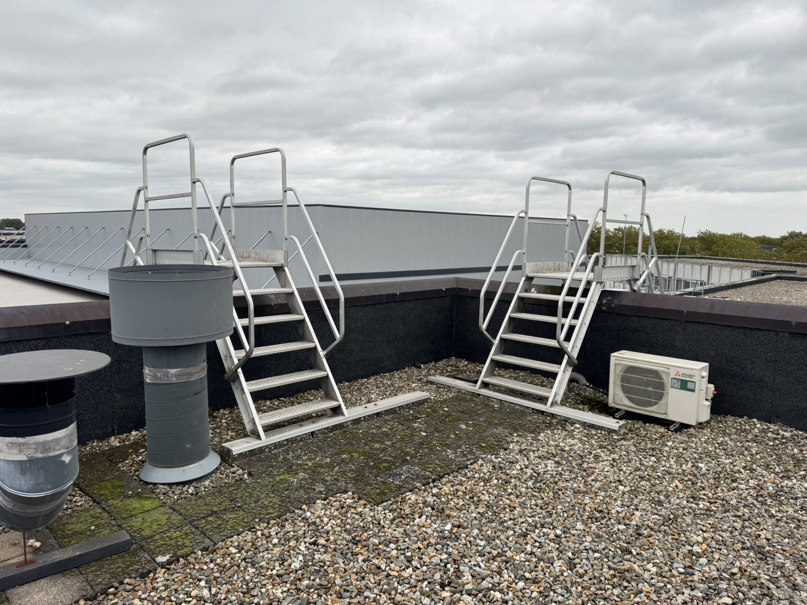 2x Aluminium overstaptrap met bordes - industriële daktrap, Ophalen, Gebruikt, Trap, Nvt