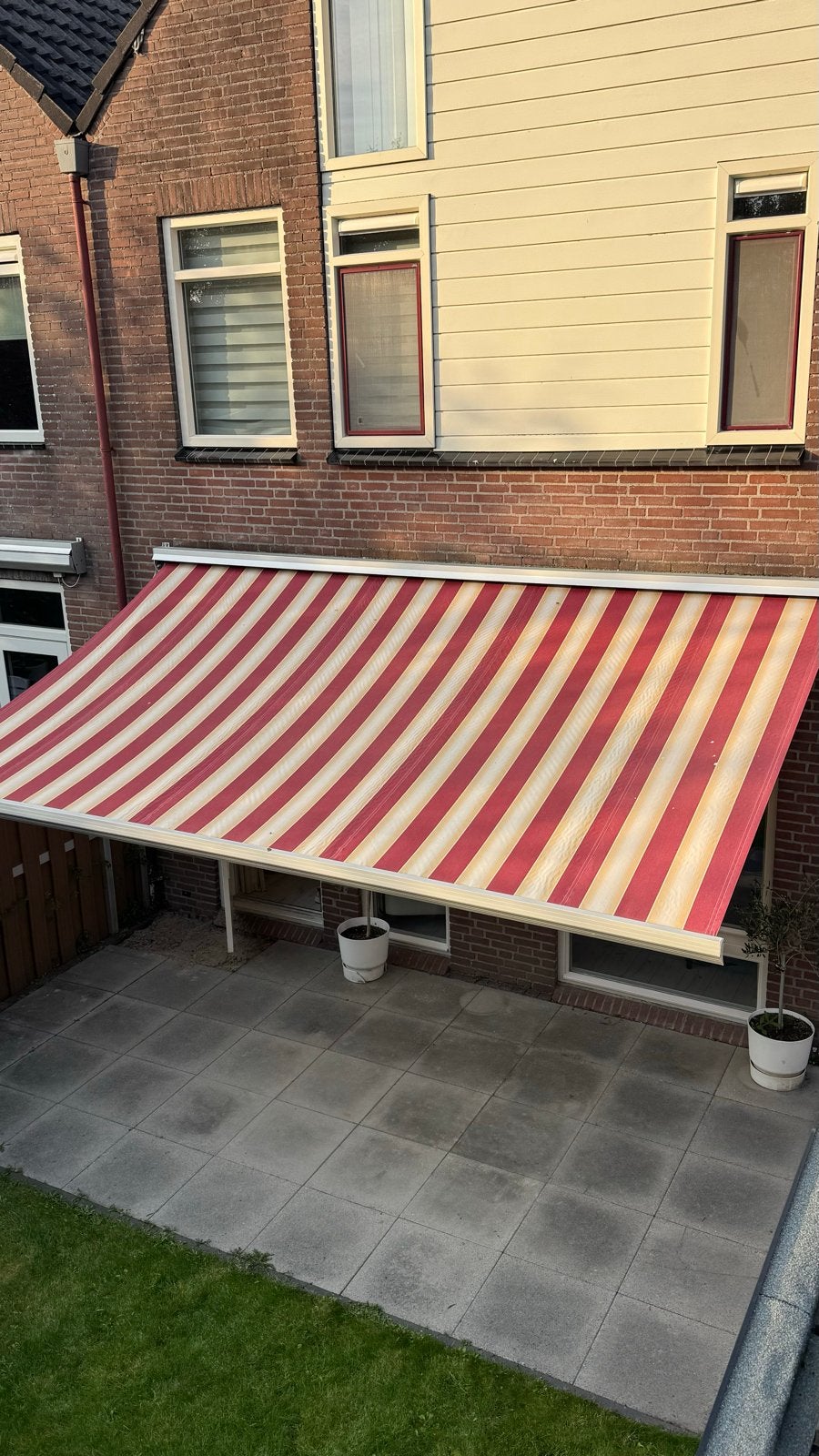 Foto 9 van Groot zonnescherm /knikarmscherm 5 meter breed 2,85 m uitval