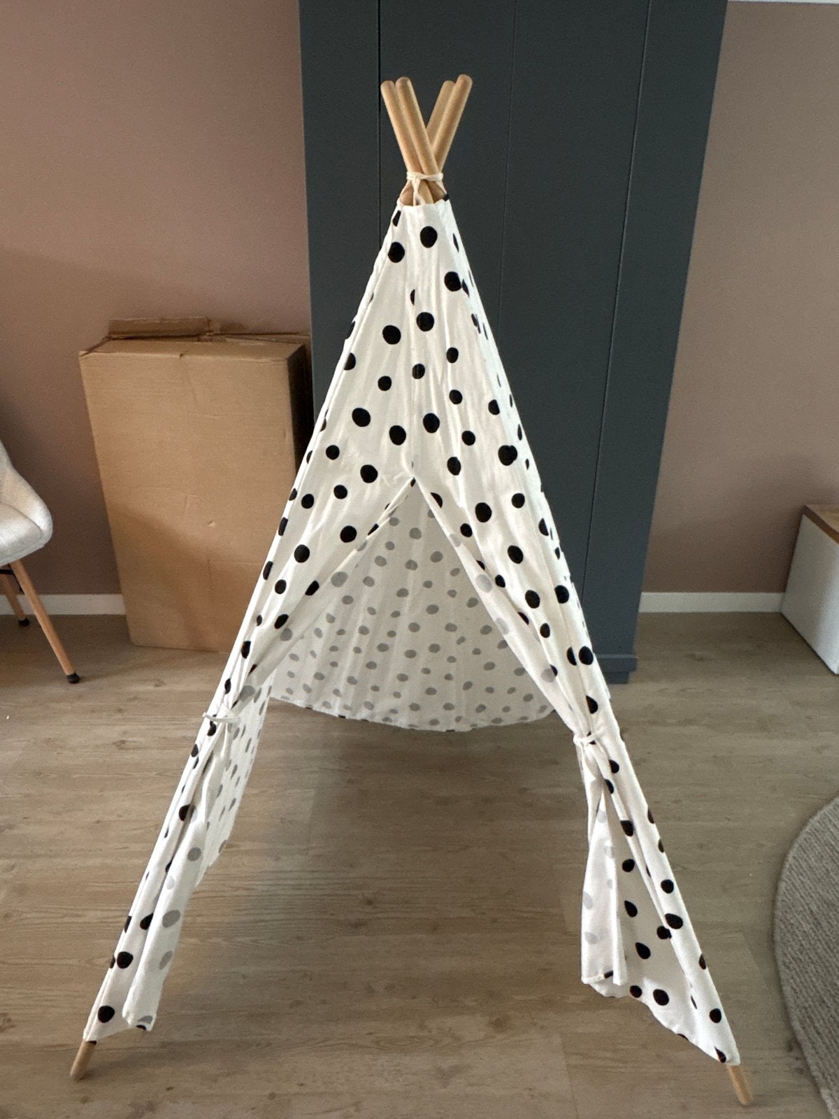 Leuke tipi tent voor kinderen - wit met zwarte stippen, Ophalen, Zo goed als nieuw