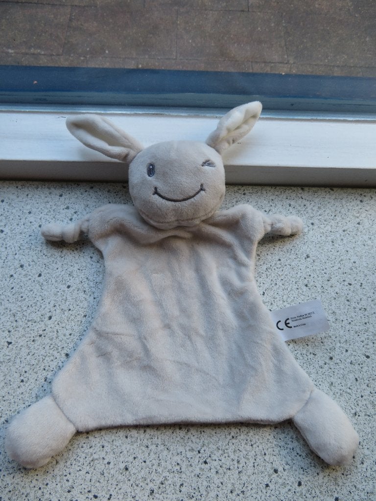 Knuffeldoek konijn merk Evora Kruidvat lichtgrijs +  knipoog, Ophalen of Verzenden, Zo goed als nieuw, Konijn, Wasbaar