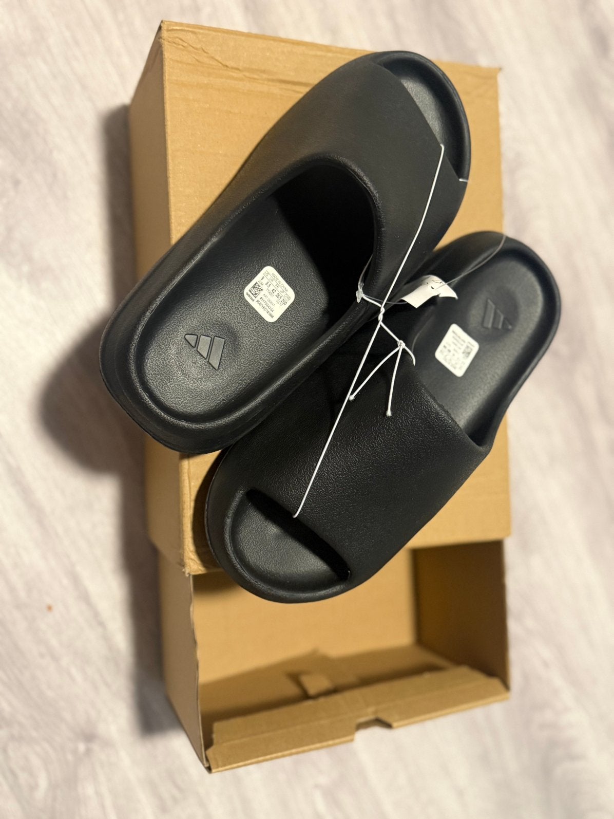 Yeezy slippers maat 42, Slippers, Zwart, Ophalen of Verzenden, Zo goed als nieuw