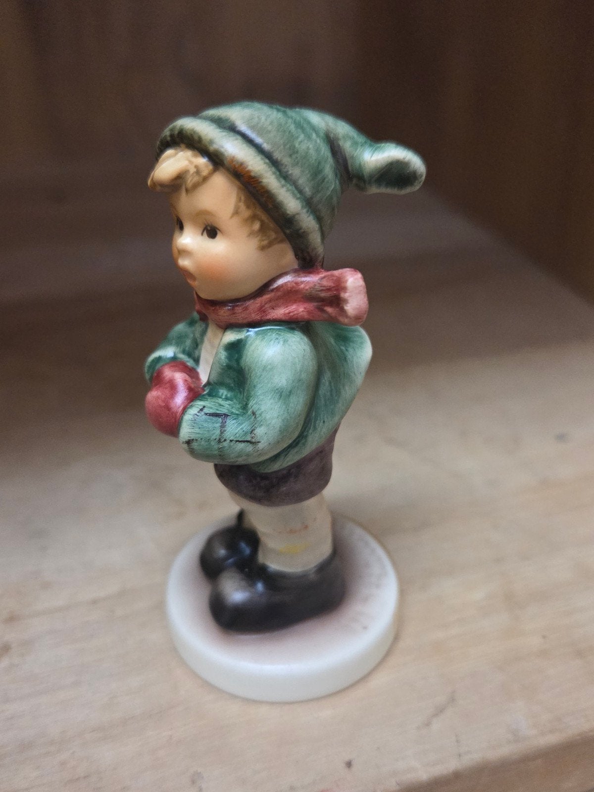 Hummel Goebel beeldje jongen winterkleding, Ophalen of Verzenden, Zo goed als nieuw, Hummel